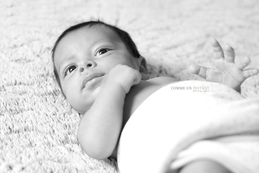 nouveau né, shooting à domicile enfant, photographe a domicile bébé, enfant studio, photographe à domicile bebe, bébé studio, enfant métis, bébé métis, noir et blanc, nouveau né studio