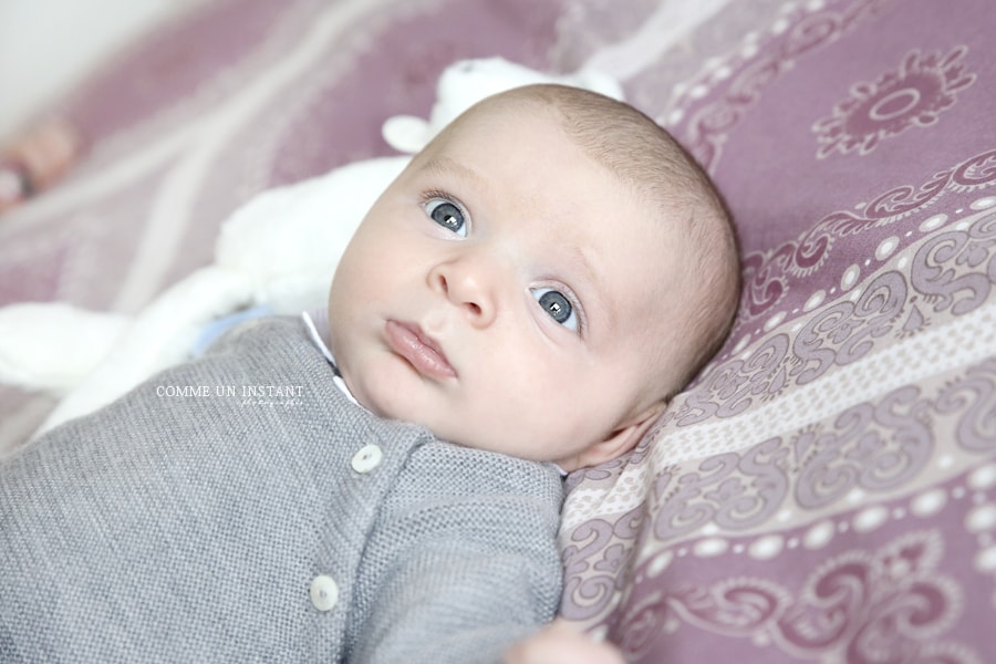 photographe bébé aux yeux bleus - photographe pro nouveau né - shooting à domicile de bébé a Suresnes (92150 Hauts de Seine 92) - bébé - nouveau né studio