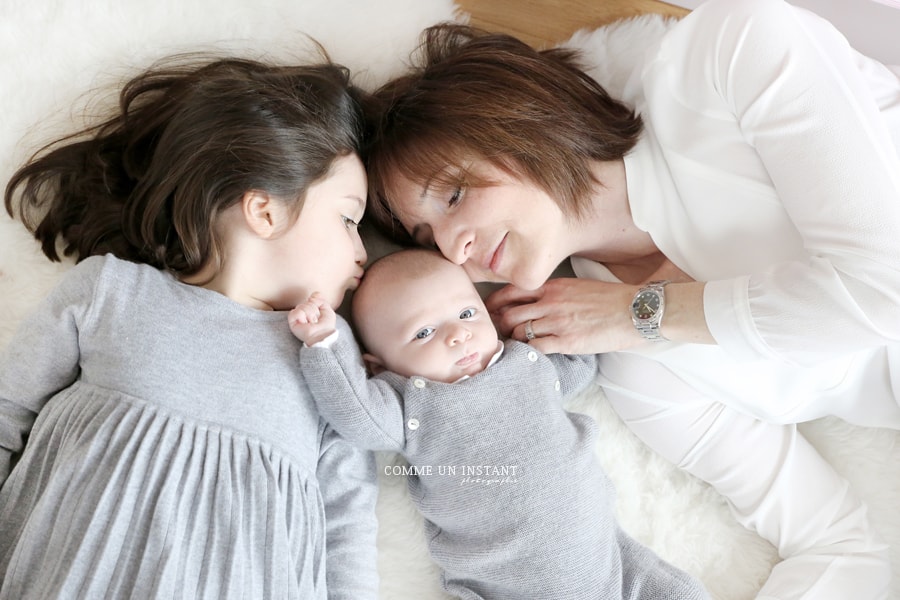 photographie pour bebes a Herblay (95220 Val d'Oise 95) et sa région - enfant studio - famille studio - photographie nouveau né studio - reportage photographe bébé aux yeux bleus - shooting nouveau né - photographe famille - amour - bébé studio - photographe a domicile bébé