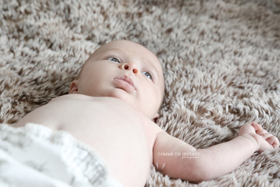 bébé studio - photographe a domicile nouveau né studio - bébé aux yeux bleus - photographe à domicile bébé - nouveau né - photographe a domicile bebes