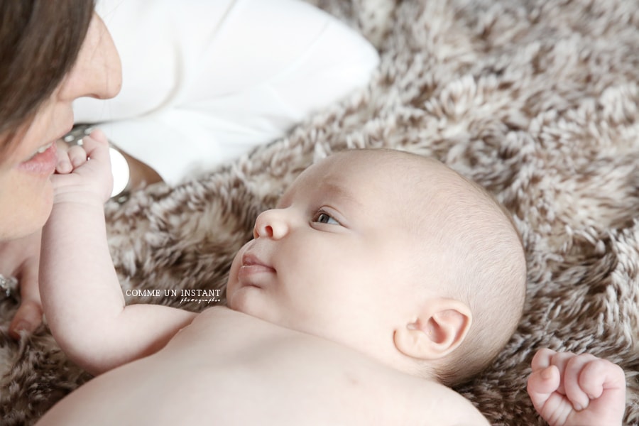 nouveau né, photographe à domicile bébé studio, photographie bébé aux yeux bleus, photographe à domicile famille, amour, famille studio, shooting à domicile de bébé en plein coeur de Saint Germain en Laye (78100 Yvelines 78) et sa région, bébé, photographie nouveau né studio