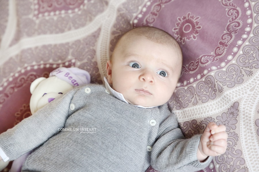 bébé - bébé studio - photographe nouveau né - photographe a domicile bebe - nouveau né studio - photographe pro petites mains - photographe à domicile bébé aux yeux bleus