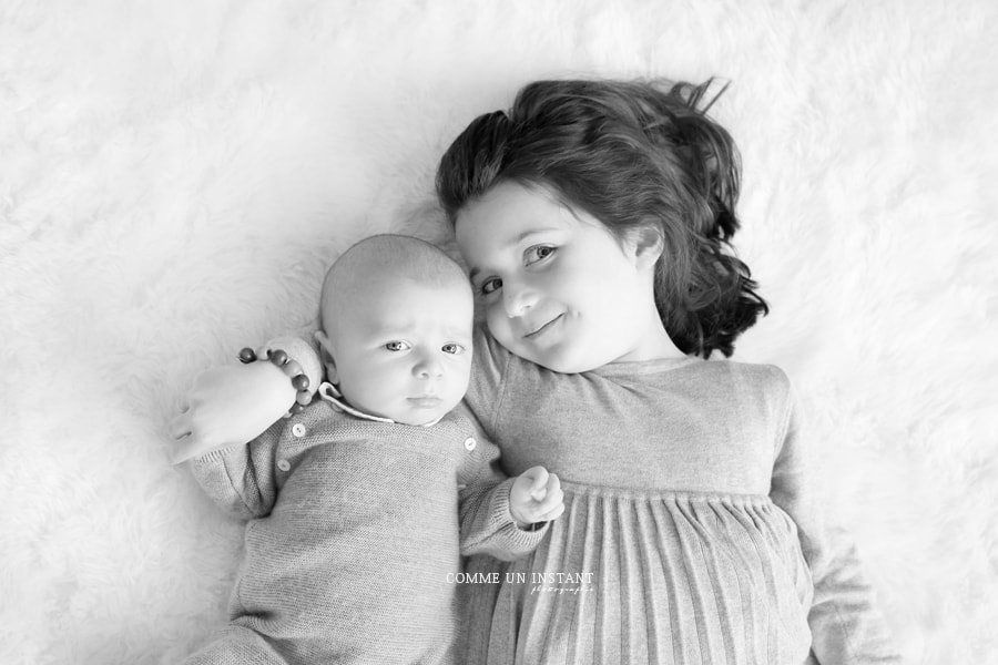 famille - bébé - amour - noir et blanc - photographe de bebe - photographe nouveau né studio - bébé aux yeux bleus - bébé studio - nouveau né - famille studio
