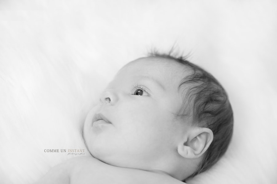 nouveau né - shooting bébé - photographe à domicile nouveau né studio - bébé studio - shooting noir et blanc - photographe de bébé a Versailles (78000 Yvelines 78)