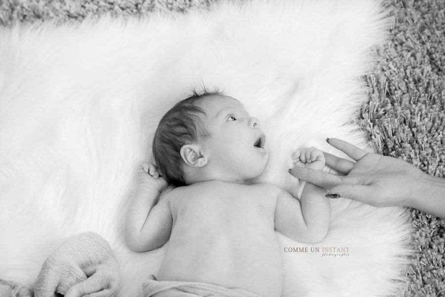 photographe pro bébé studio - photographe pro nouveau né studio - shooting à domicile noir et blanc - famille studio - amour - photographe bébé - shooting à domicile famille - photographe à domicile de bébés à Franconville (95130 Val d'Oise 95) et sa région - nouveau né