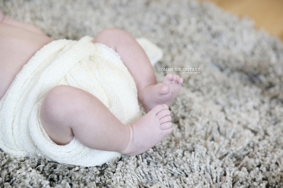 photographe pour bébés sur Franconville (95130 Val d'Oise 95) - shooting nouveau né en train de dormir - nouveau né - bébé - reportage photographe petits pieds, petit peton - bébé studio