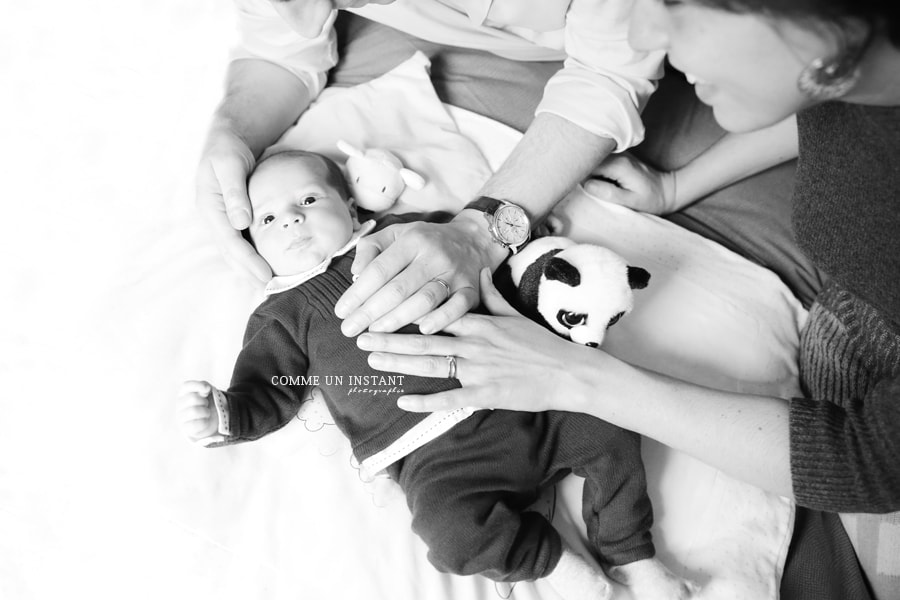 bébé studio, famille studio, photographe à domicile enfant studio, noir et blanc, reportage photographe de bebe, photographie amour, famille, bébé