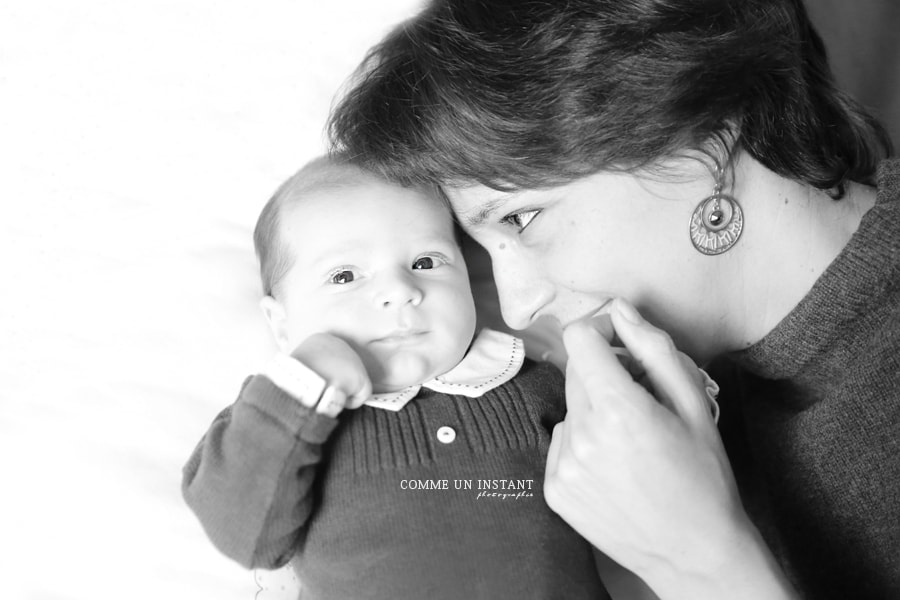 shooting famille - photographie noir et blanc - famille studio - photographie pour bébé sur Saint-Maur des Fossés (94100 Val de Marne 94) - photographie amour - enfant studio - reportage photographe bébé studio - photographie bébé