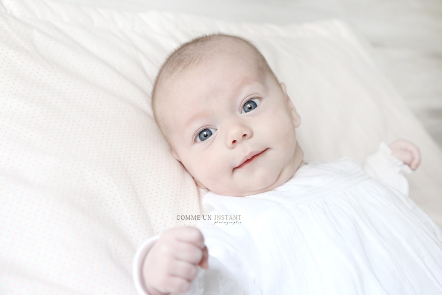 photographe professionnelle bébé studio, photographe a domicile de bébés en centre ville de Neuilly sur Seine (92200 Hauts de Seine 92), bébé, bébé aux yeux bleus, nouveau né studio, photographe a domicile nouveau né