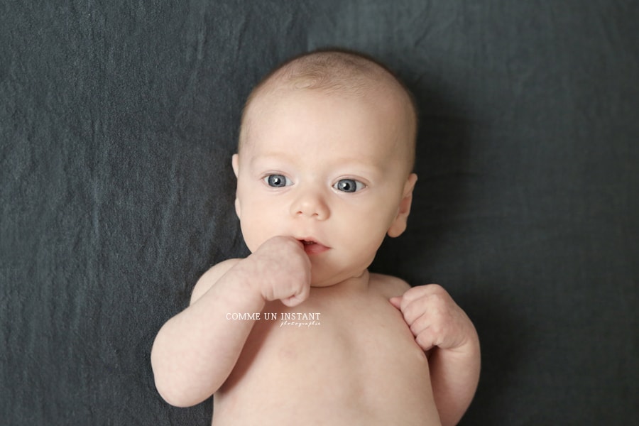 bébé studio, photographie bébés, bébé aux yeux bleus, reportage photographe nouveau né, nouveau né studio, bébé