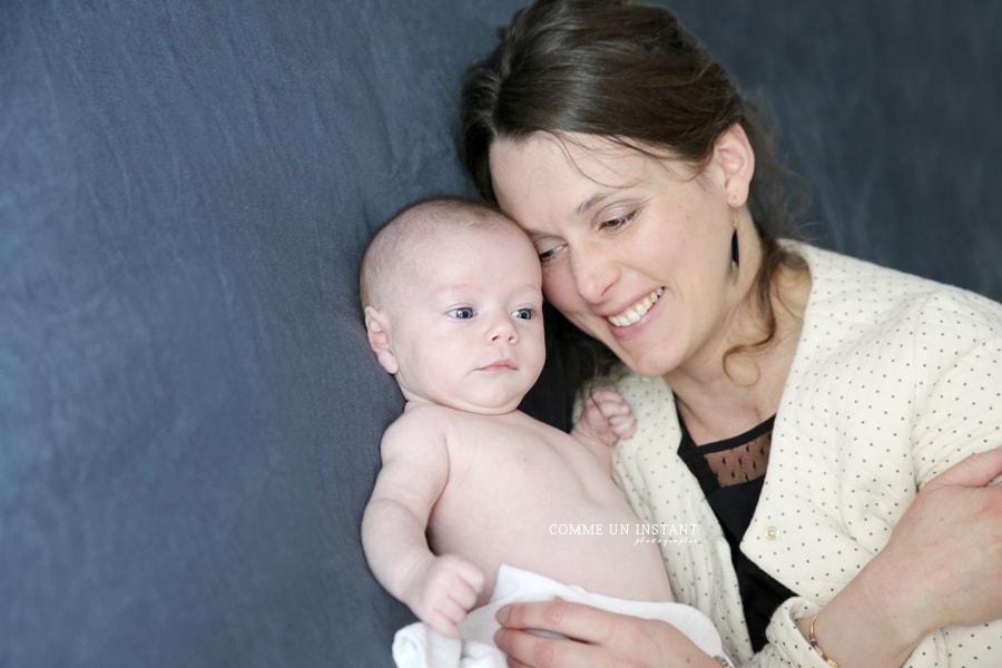 reportage photographe bébé aux yeux bleus - photographe a domicile bébé - photographe a domicile amour - reportage photographe de bébé - photographe professionnelle famille - bébé studio - nouveau né - nouveau né studio - photographe à domicile famille studio