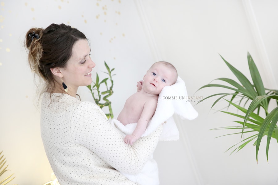 bébé studio - famille - bébé aux yeux bleus - photographe à domicile bébés - photographe à domicile nouveau né - nouveau né studio - photographie amour - photographe pro famille studio - shooting bébé