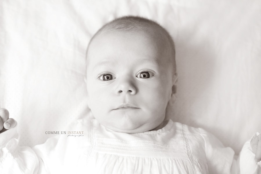 photographe nouveau né - bébé - sépia - nouveau né studio - photographe à domicile de bebe - photographe professionnelle bébé aux yeux bleus - photographe pro bébé studio