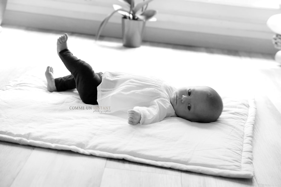 photographe a domicile de bébés a Saint Germain en Laye (78100 Yvelines 78) et sa région - photographe a domicile bébé - shooting noir et blanc - nouveau né studio - photographe à domicile nouveau né - bébé studio - photographe a domicile bébé en train de jouer - bébé aux yeux bleus