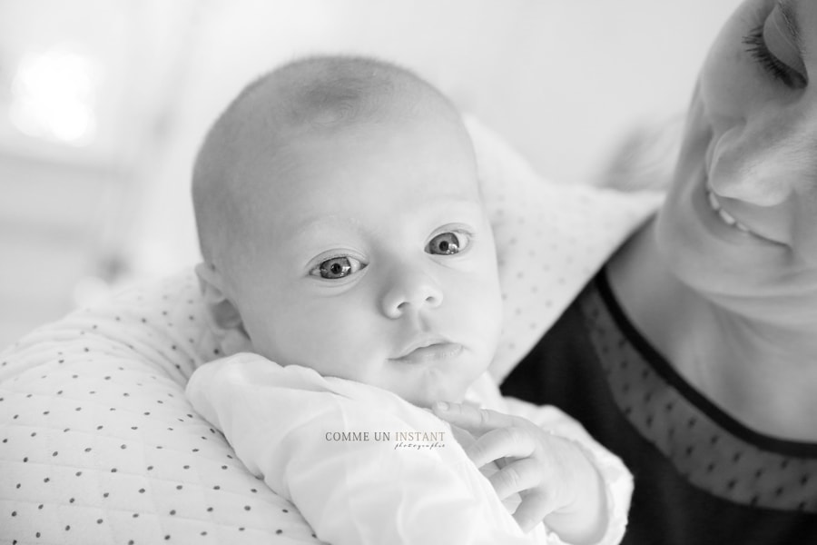 bébé, noir et blanc, nouveau né studio, shooting famille studio, reportage photographe amour, famille, bébé aux yeux bleus, bébé studio, photographe a domicile pour bébés, nouveau né