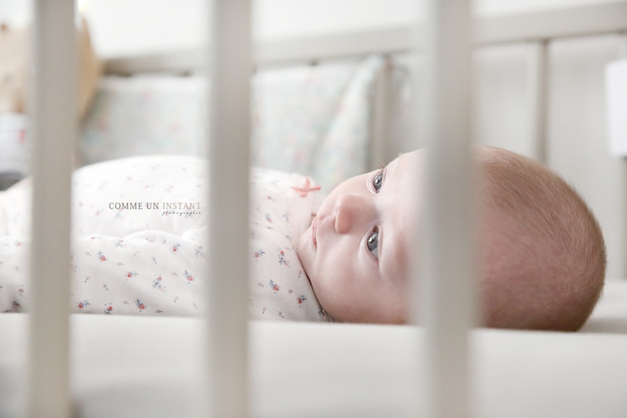 chambre de bébé - nouveau né studio - photographie bébé - nouveau né - photographe professionnelle pour bebes sur Courbevoie (92400 Hauts de Seine 92) - bébé aux yeux bleus - photographe a domicile bébé studio