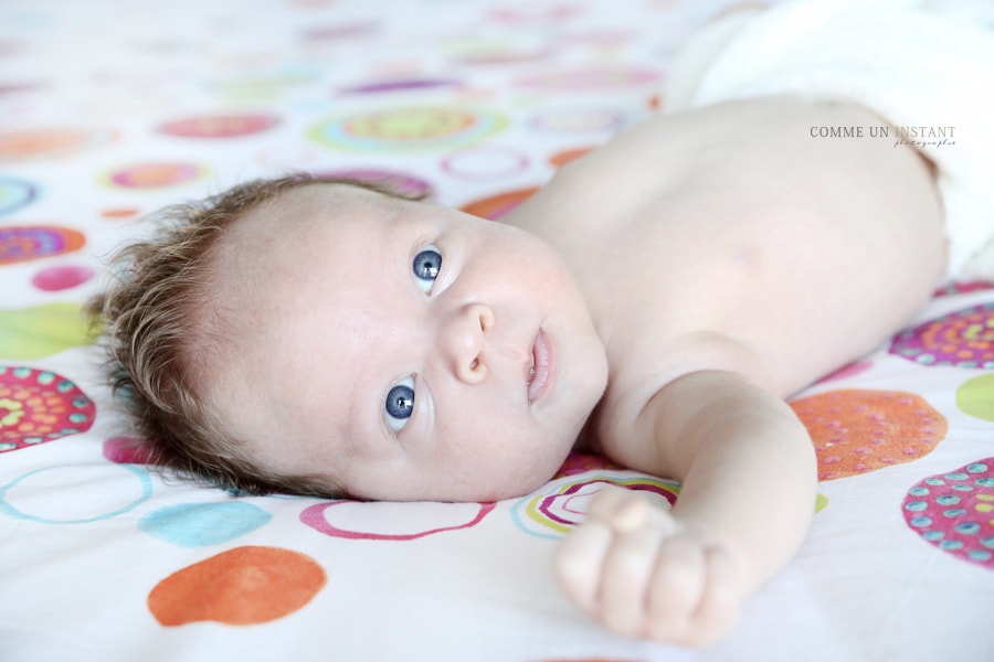 bébé aux yeux verts, photographe à domicile bébés a Saint Germain en Laye (78100 Yvelines 78), bébé studio, photographe a domicile bébé, photographe bébé aux yeux bleus