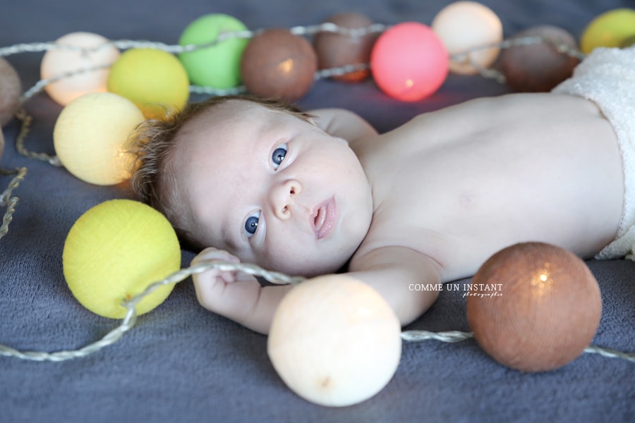 photographie bébé studio - photographe bébé aux yeux verts - shooting à domicile de bébé - bébé aux yeux bleus - bébé