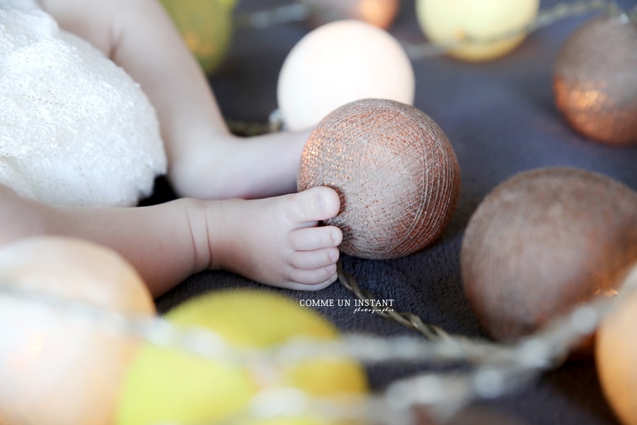 bébé aux yeux bleus - photographe à domicile bébé studio - shooting petits pieds, petit peton - shooting de bebe en centre ville de Sannois (95110 Val d'Oise 95) et sa région - bébé - bébé aux yeux verts