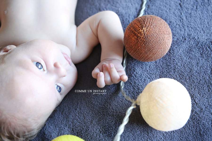 shooting à domicile petites mains - bébé aux yeux verts - bébé - photographe pro bébé - photographe à domicile bébé aux yeux bleus