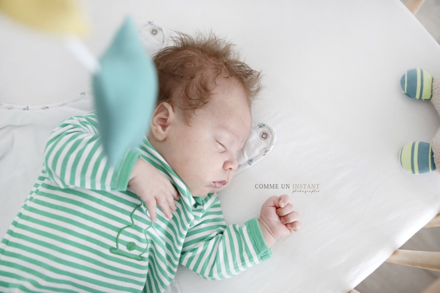 photographe à domicile bébé studio, photographe professionnelle bébé aux yeux bleus, photographe pro bebes, bébé en train de dormir, photographe à domicile bébé aux yeux verts, photographie bébé
