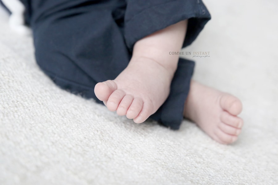 petits pieds, petit peton, photographe nouveau né studio, bébé, shooting à domicile bebe en plein coeur de Franconville (95130 Val d'Oise 95) et sa région, photographe à domicile nouveau né en train de dormir, nouveau né, photographe pro bébé studio, shooting jumeaux / jumelles