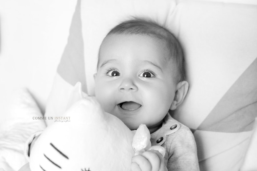 photographe a domicile bébés en plein coeur de Rueil Malmaison (92500 Hauts de Seine 92) et sa région, photographe a domicile noir et blanc, reportage photographe bébé, bébé studio