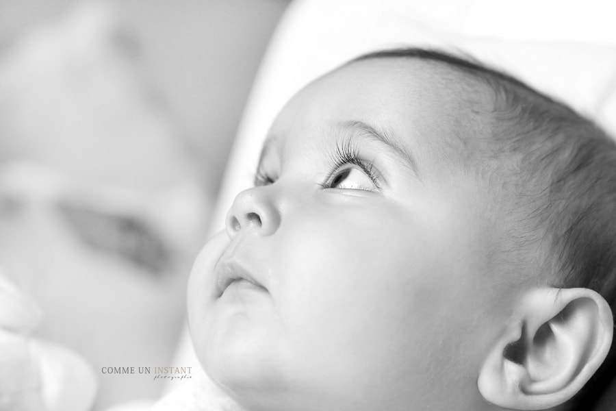 reportage photographe de bebes en plein coeur de Saint Germain en Laye (78100 Yvelines 78) et sa région - reportage photographe noir et blanc - bébé studio - bébé