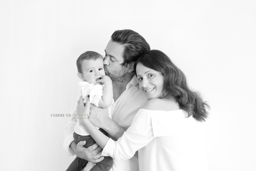photographie noir et blanc - famille - famille studio - reportage photographe bébé studio - photographe bébé - photographie de bébés a Saint Cloud (92210 Hauts de Seine 92) et sa région