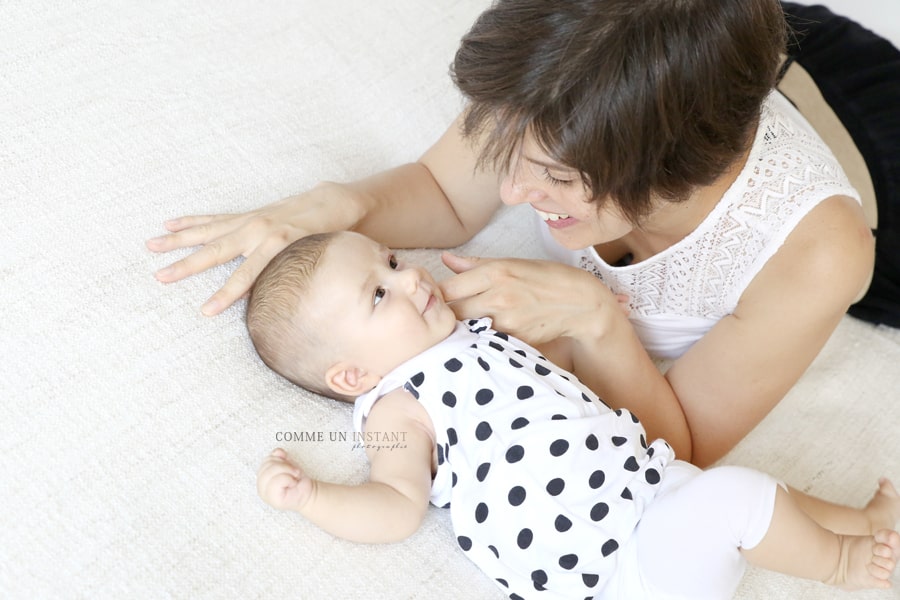 photographie amour - photographe a domicile pour bébés a Issy les Moulineaux (92130 Hauts de Seine 92) et sa région - bébé - famille - shooting famille studio - bébé studio