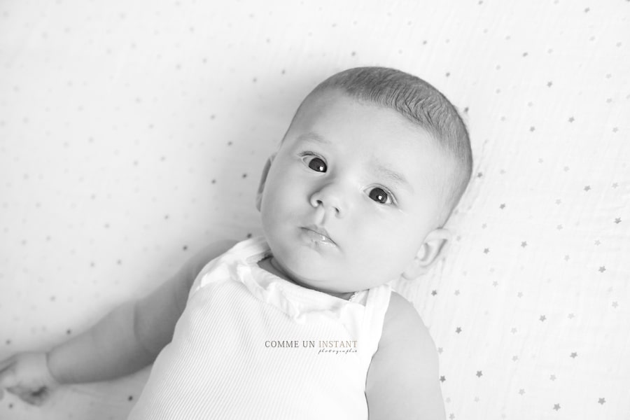 noir et blanc - enfant studio - bébé - shooting pour bebe - amour - bébé studio