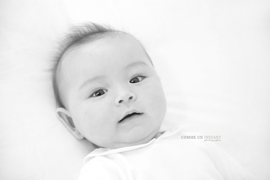 reportage photographe de bebe en centre ville de Suresnes (92150 Hauts de Seine 92) et sa région - photographe pro bébé asiatique - photographe bébé studio - bébé - shooting amour - sépia