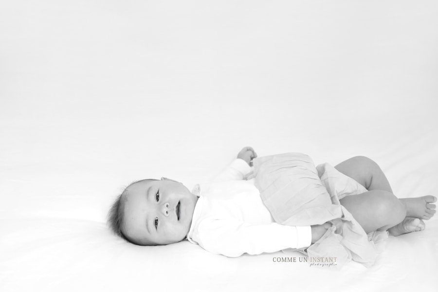 reportage photographe bébé, bébé studio, photographe à domicile pour bebe, photographe pro bébé asiatique, photographe noir et blanc