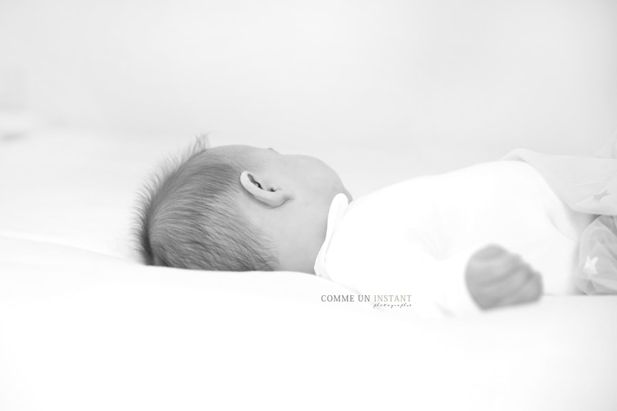 shooting à domicile bébé, bébé studio, photographe professionnelle de bébés à Neuilly sur Seine (92200 Hauts de Seine 92), photographie bébé asiatique, photographe à domicile noir et blanc, bébé en train de dormir