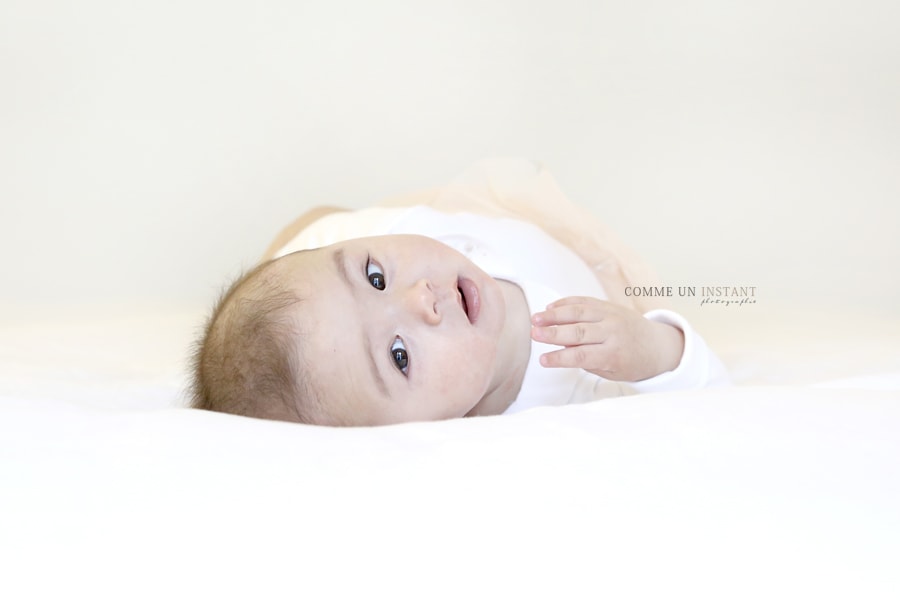 reportage photographe pour bébé en plein coeur de Alfortville (94140 Val de Marne 94) et sa région, bébé studio, bébé, shooting à domicile bébé asiatique, bébé en train de jouer