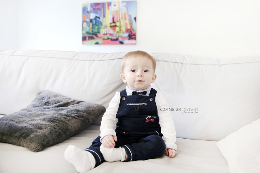 bébé en train de jouer - photographe enfant - bébé studio - photographe à domicile enfant studio - photographe professionnelle bébé - photographe professionnelle pour bébé