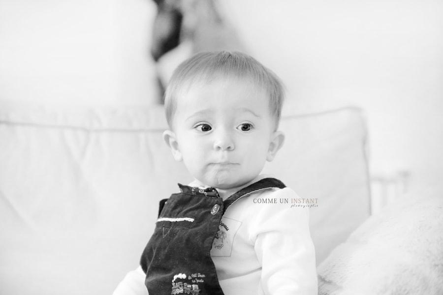 photographe a domicile bébé studio, photographie enfant, photographie enfant en train de jouer, noir et blanc, photographe enfant studio, shooting bébé, photographe à domicile de bebe