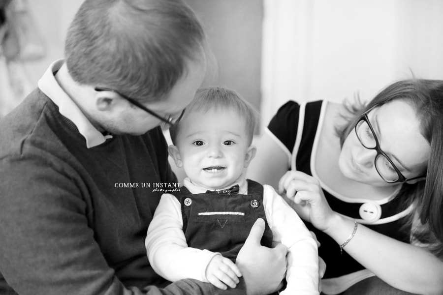 enfant, enfant studio, photographe pro famille studio, amour, shooting à domicile bébé studio, noir et blanc, photographe professionnelle bébé, famille, reportage photographe pour bébé