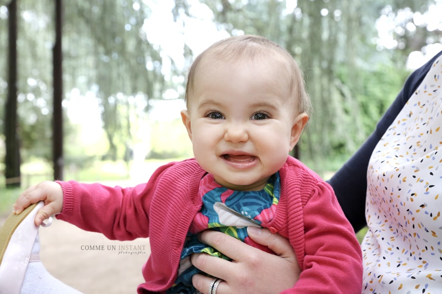 photographie bébé en extérieur - shooting pour bebes en plein coeur de Franconville (95130 Val d'Oise 95) - photographe à domicile bébé en train de jouer - photographie bébé