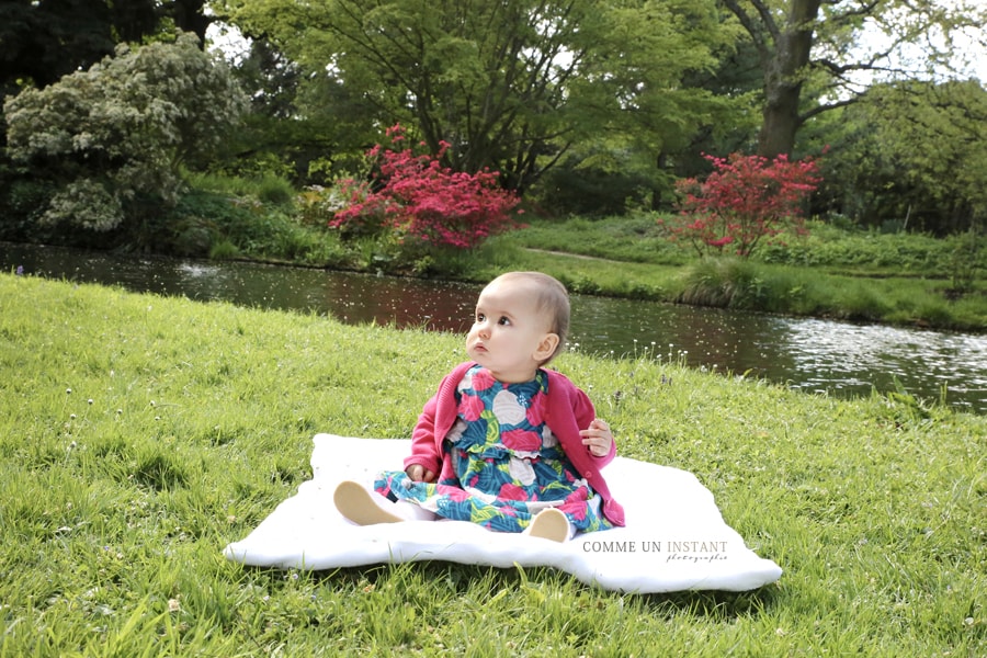 reportage photographe enfant extérieur, photographe pro bébés en plein coeur de Versailles (78000 Yvelines 78), bébé, photographe bébé en train de jouer, photographe a domicile bébé en extérieur