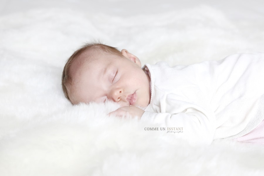 nouveau né en train de dormir, nouveau né studio, bébé studio, photographie nouveau né, photographie bebe, photographe à domicile bébé