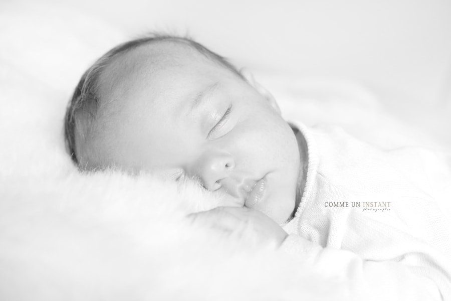 photographie noir et blanc, photographe pro nouveau né studio, shooting bébé, shooting à domicile bébé studio, photographe à domicile nouveau né en train de dormir, nouveau né, photographie de bébés