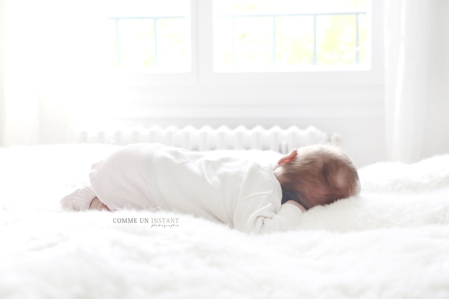 bébé studio - photographe à domicile nouveau né en train de dormir - photographe pro de bébés a Versailles (78000 Yvelines 78) et sa région - bébé - nouveau né studio - nouveau né