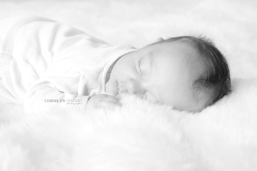 nouveau né - noir et blanc - nouveau né en train de dormir - photographe à domicile pour bebe sur Paris (75000 Paris 75) - bébé - photographie nouveau né studio - photographe professionnelle bébé studio