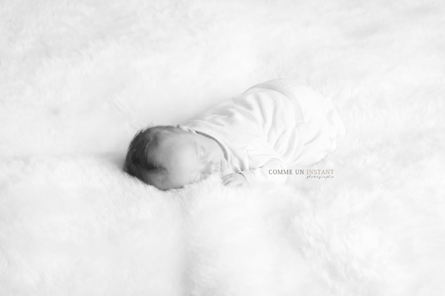 nouveau né studio, photographe pro pour bébés sur Alfortville (94140 Val de Marne 94), photographe pro nouveau né, bébé, photographe a domicile bébé studio, reportage photographe nouveau né en train de dormir, photographie noir et blanc