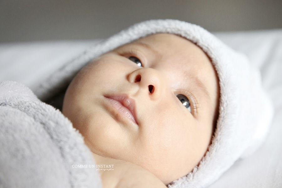 nouveau né - shooting à domicile bébé studio - photographe à domicile bébé - bébé aux yeux bleus - photographe pro pour bebes - nouveau né studio