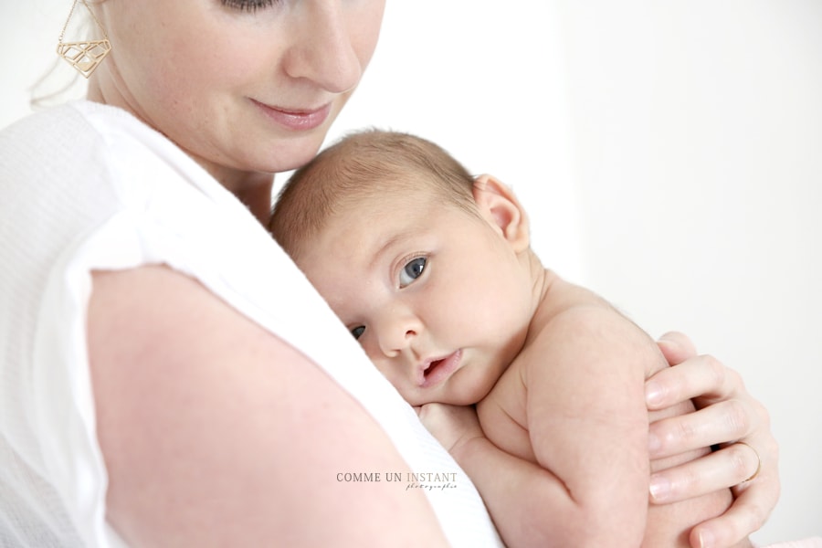 famille studio - famille - bébé aux yeux bleus - nouveau né studio - shooting à domicile bébé - bébé studio - photographe de bebe - nouveau né