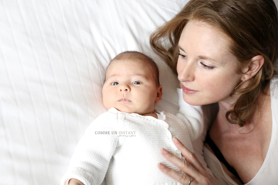 photographe à domicile bébé studio, reportage photographe famille, bébé aux yeux bleus, photographe a domicile pour bébé, famille studio, reportage photographe bébé, shooting à domicile nouveau né, photographe pro nouveau né studio