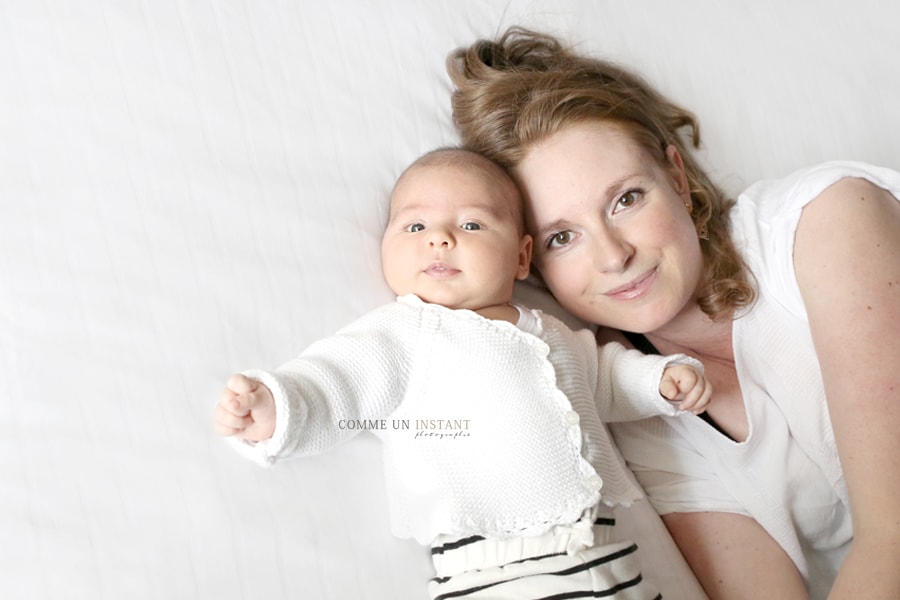 shooting à domicile famille - shooting à domicile bébé studio - photographe professionnelle bébé - photographe nouveau né - bébé aux yeux bleus - shooting de bebe - famille studio - nouveau né studio