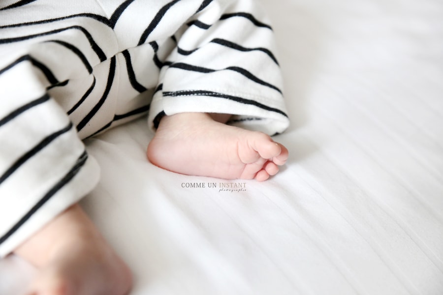 photographie petits pieds, petit peton - bébé - nouveau né studio - bébé studio - photographe nouveau né - bébé aux yeux bleus - photographe a domicile pour bébés
